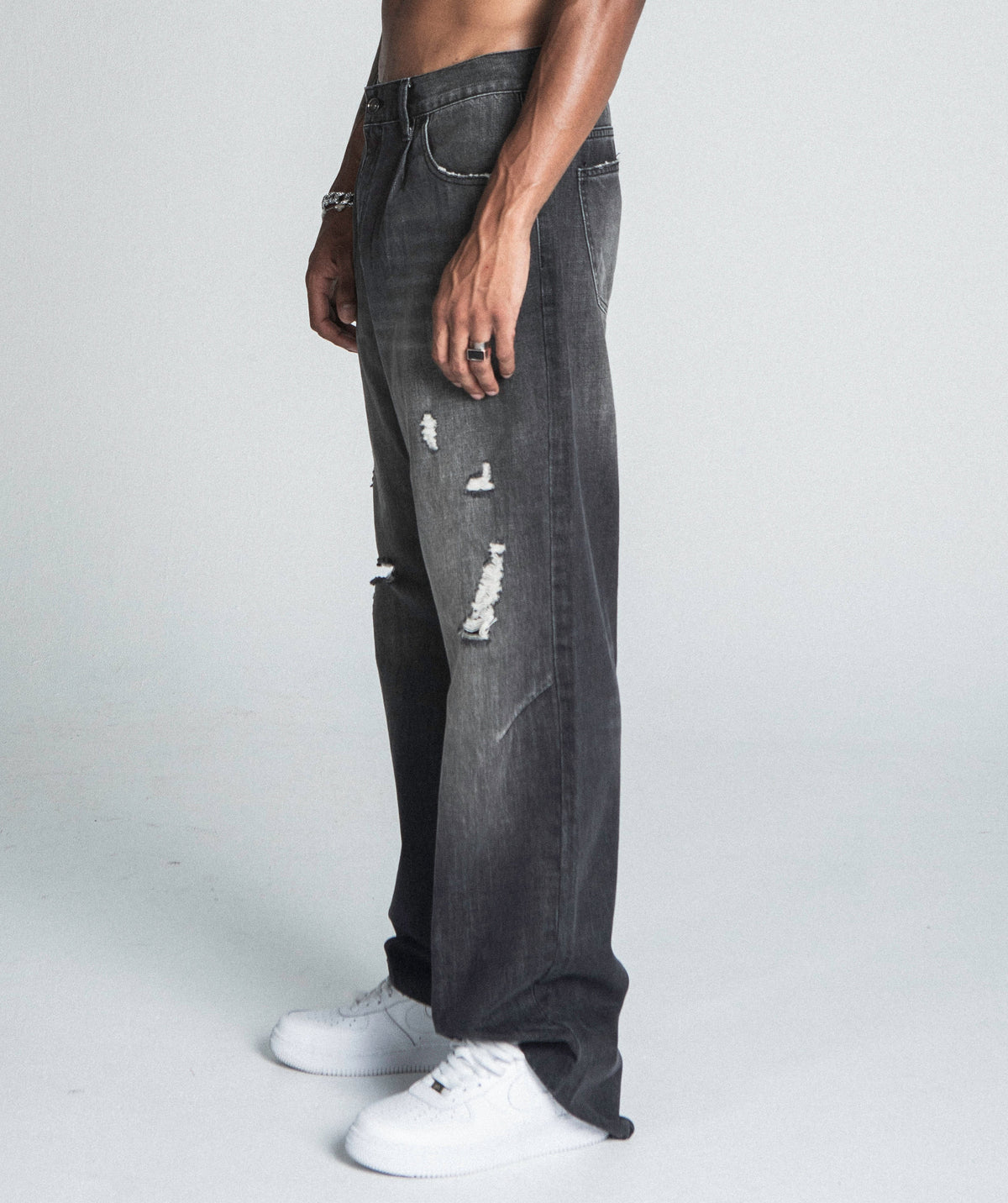 AJ09B-2 BLACK DISTRESSED BAGGY JEANS