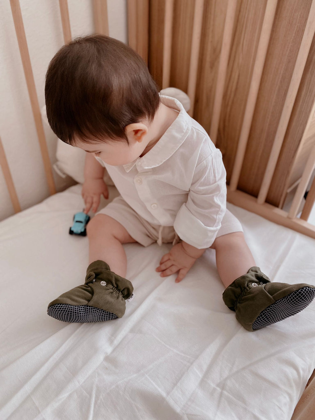 Stay-On Baby Booties, Organic Cotton Lined – Khaki